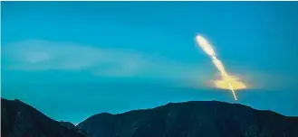 ?? David McNew / Getty Images ?? The Atlas 5 rocket carrying the Mars InSight probe launches from Vandenberg Air Force Base, as seen from the San Gabriel Mountains more than 100 miles away, on Saturday near Los Angeles.