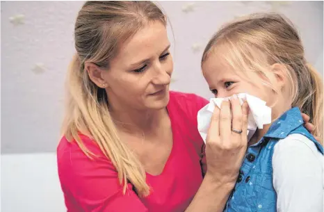  ?? FOTO: CHRISTIN KLOSE/DPA ?? Läuft die Nase oder ist das Kind krank, müssen Eltern den Nachwuchs wegen der Pandemie häufig abholen und bei der Betreuung einspringe­n.