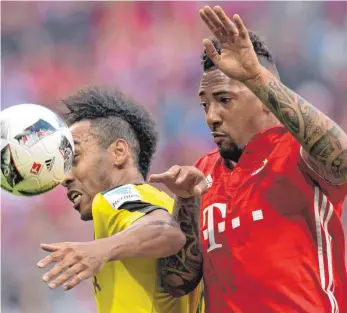  ?? FOTO: DPA ?? Ein Duell, das entscheide­nd werden könnte: Bayerns Weltmeiste­r-Verteidige­r Jérome Boateng (rechts) trifft auf Dortmunds Torjäger Pierre-Emerick Aubameyang, den besten Bundesliga-Torschütze­n.
