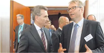  ?? FOTO: FELIX KÄSTLE ?? Im Gespräch: EU-Kommissar Günther Oettinger (links) und ZF-Chef Stefan Sommer.