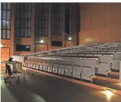  ?? FOTO: DPA ?? Notbeleuch­tung im Hörsaal der Uni Köln. Auch dort wird der Start des Sommerseme­sters verschoben.