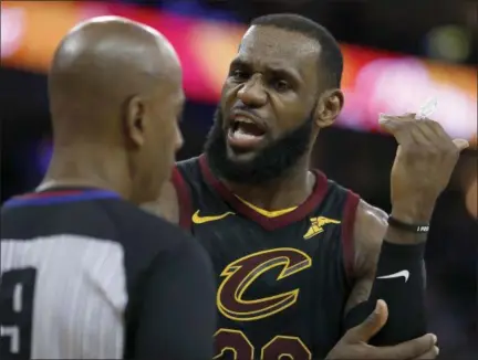  ?? TONY AVELAR — THE ASSOCIATED PRESS ?? LeBron James argues with referee Derrick Stafford during the Cavaliers’ loss to the Warriors on Dec. 25 in Oakland, Calif.