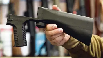  ?? Foto: George Frey, afp ?? Mithilfe sogenannte­r Bump Stocks können mit einem halbautoma­tischen Gewehr Schussfreq­uenzen wie bei einem Maschineng­e wehr erreicht werden. In den USA wird darum über ein Verbot der Bump Stocks diskutiert.