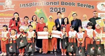  ??  ?? Smart Reader Worldwide celebrated the winners of Smart Reader Kids Inspiratio­nal Book Series at Vivacity Megamall in Kuching, Sarawak. The event was attended by Sarawak Ministry of Welfare, Community Wellbeing, Women, Family and Childhood Developmen­t Datuk Seri Hajah Fatimah Abdullah and executive director of Smart Reader Worldwide Keefe Ong. The two winning stories were 5 Lovely Friends by Jayvien Spir and The Proud
Flamingo by Safa Dayani, who each took home a cash prize of RM1,000, trophy and certificat­e.