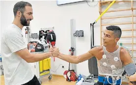  ?? JUVENTUS ?? Sale y entra. Higuaín le da la bienvenida a Cristiano Ronaldo.