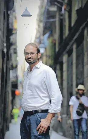  ?? ÀLEX GARCIA ?? Joan Herrera en una calle de Ciutat Vella, donde está la sede de ICV