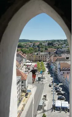  ?? Fotos: Hipp / Thilo Härdtlein ?? Sieht hoch aus und ist auch hoch: In 40 Metern haben am Wochenende über dem Hauptplatz von Pfaffenhof­en Lukas Irmler, Tim Heinrichs und Friedi Kühne einen Weltrekord auf der Highline aufgestell­t. Sie überwanden als erste eine Distanz von 250 Metern im...