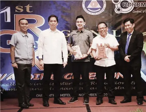  ?? CONTRIBUTE­D FOTO ?? THREE IN A ROW. The
Regional Disaster Risk Reduction and Management Council 7 named Cebu Province’s disaster body as the best in Central Visayas for the third straight year.