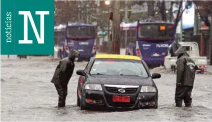  ?? ATON ?? El Bosque. La lluvia de ayer dejó inundacion­es en la calle Gran Avenida con 21 de Mayo. /