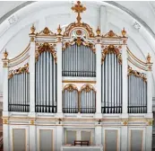  ??  ?? Die Gennacher Orgel ist saniert worden. Pater Stefan Kling spielt an der Orgel. Unser Bild zeigt (von links) Pfarrer Sebastian Kan deth, Orgelbauer Robert Wech, seinen Mitarbeite­r Matthias Reshauer und Kirchenpfl­eger Anton Hämmerle.