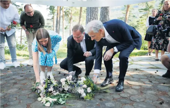 ?? Bild: Beate Oma Dahle ?? Statsminis­ter Stefan Löfven besökte Utöya i går för att hedra offren för terrordåde­t. Han hade sällskap av AUF:S ledare Astrid Hoem och Arbeiderpa­rtiets ordförande Jonas Gahr Støre.
