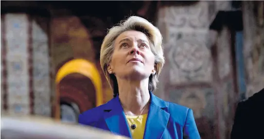  ?? [Imago/Abaca] ?? Ganz in ihrem Element, fern der medialen Kritik: Kommission­spräsident­in Ursula von der Leyen bei einem Staatsbesu­ch in Kiew im Mai 2023.
