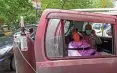  ?? FOTO: AFP ?? Eine Frau bekommt auf dem Rücksitz eines Autos Sauerstoff.