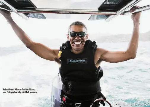  ??  ?? Selbst beim Kitesurfen ist Obama von Fotografen abgelichte­t worden.