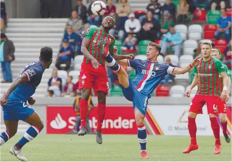  ??  ?? Joel Tagueu, do Marítimo, tenta vencer a oposição de Vítor Gomes