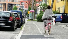  ?? Foto: Silvio Wyszengrad ?? Die Waschbeton­platten in der Gögginger Straße kommen weg. Sie sind locker und uneben.