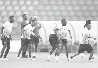  ?? — Gambar AFP ?? CEMERLANG: Skuad Namibia menjalani sesi latihan sebagai pemanas badan menjelang Kejohanan Piala Negara Afrika (AFCON) di Ivory Coast.