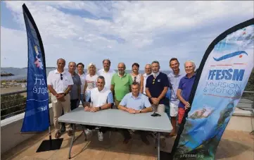 ?? (Photos Frank Muller et L. Bi.) ?? Marc Truffaut et Jean-Louis Blanchard (assis) étaient présents à la Maison de la mer située à côté de la plage des Roches brunes pour la signature de la convention entre la FFESSM et la FFSA.