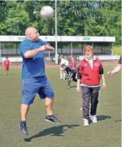  ?? RP-FOTO: ACHIM BLAZY ?? Schulmäßig: Jugendleit­erin Ute Rauxloh staunte, als A-JuniorenTr­ainer Fabio Falco am Rande des Turnier in Heiligenha­us seine KopfballQu­alitäten demonstrie­rte.