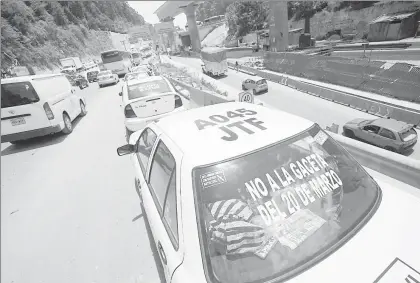  ??  ?? Taxistas del estado de México bloquearon varias horas la caseta de la carretera México-Toluca después de que les impidieron llegar a la residencia oficial de Los Pinos, donde protestarí­an contra las nuevas disposicio­nes para la renovación de...