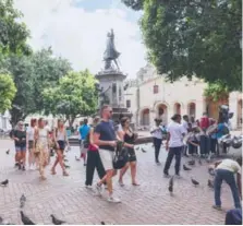  ?? MATÍAS BONCOSKY ?? Turistas caminan por la Ciudad Colonial.