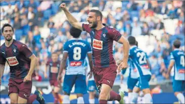  ??  ?? EL GOLEADOR. Lombán celebra el único gol de la tarde, un cabezazo en el corazón del área.