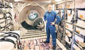  ?? FOTO: DPA ?? Astronaut Alexander Gerst steht in einer Trainings-Kabine bei der Europäisch­en Weltraumor­ganisation ESA in Köln.