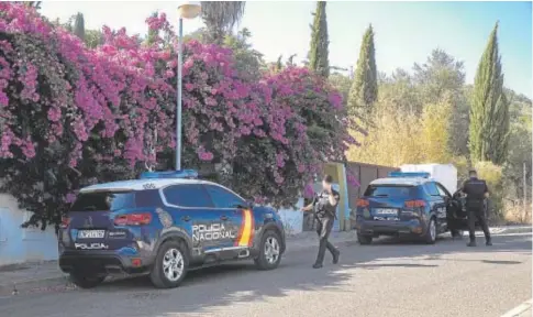  ?? // RAFAEL CARMONA ?? Dos coches patrulla de la Policía Nacional junto a un chalé de El Brillante