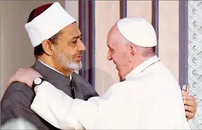  ??  ?? Friedensge­ste zwischen Papst Franziskus und dem Großscheic­h von Al Azhar, Ahmed al Tayeb