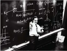  ??  ?? Richard Feynman est l’un des nombreux théoricien­s pris en photo devant un tableau noir dans la « pose du physicien ».