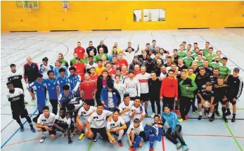  ?? FOTO: JULIA HEIM ?? Alle Mannschaft­en, die in der Neuen Sporthalle in Aldingen am Turnier „Kicken gegen Rassismus“teilnahmen, hatten großen Spaß.