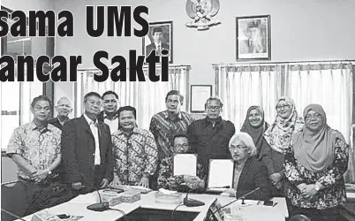  ??  ?? PEMATERIAN Perjanjian Kerjasama di Universita­s Pancar Sakti /UMS.