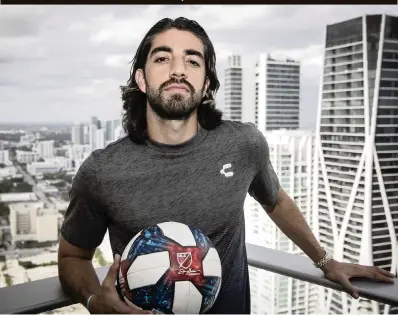  ?? JOSE A. IGLESIAS jiglesias@elnuevoher­ald.com ?? Rodolfo Pizarro can see Inter Miami owner David Beckham’s two-story penthouse from his luxury apartment in Miami.
Rodolfo Pizarro, Inter Miami’s Mexican midfielder, expects to play a bigger role in the team’s offense this MLS season. He also signed a shoe deal with Charly.