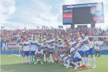  ?? CRUZADOS ?? Los jugadores festejaron con su hinchada en San Carlos