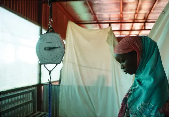  ?? ?? En kvinna på Läkare utan gränsers klinik i flyktinglä­gret Zamzam i Darfurregi­onen i Sudan.