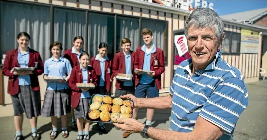  ?? BEJON HASWELL/STUFF ?? South Canterbury seafarers’ welfare committee president John Blunden with some of the muffins baked by Roncalli College students.