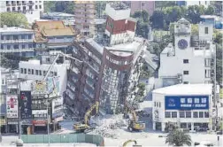  ?? Carlos Garcia Rawlins / Reuters ?? Vista aérea de un edificio desplomado en Hualien (Taiwán), ayer.