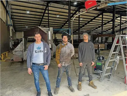  ?? ?? Die Kubaner Toti, Tato und Alieski (von links) arbeiten in einer Autowerkst­att im texanische­n Mount Pleasant. Schlecht bezahlt, aber besser als chancenlos wie in ihrer Heimat.