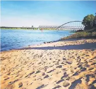  ??  ?? Man muss nicht immer nach Zeeland fahren, auch in Düsseldorf gibt es schöne Strände. So wie hier in Hamm.