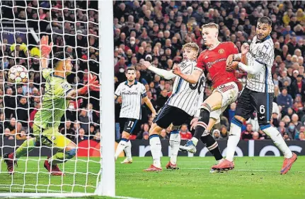  ?? ?? Asedio. El Manchester United fue un huracán en la segunda parte sobre la portería del Atalanta para sacar la victoria.