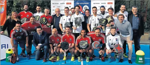  ??  ?? FOTO DE FAMILIA. Tomás Roncero, Javier Matallanas, Joaquín Maroto, Carmen Colino y Manolete posaron con los veteranos del Madrid y del Atlético antes de jugarse el torneo.