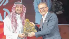  ?? EFE ?? El príncipe Abdulaziz bin Turki Al Faisal junto a Yann Le Moenner (d).