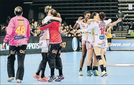  ?? ARMANDO BABANI / EFE ?? Las jugadoras de la selección española celebran su victoria ante Eslovenia y la clasificac­ión para octavos