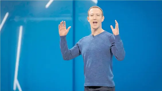  ??  ?? Redobla la apuesta. Después del escándalo de las “fake news”, Zuckerberg ahora pretende poner en discusión que medio es creíble y cuál no.