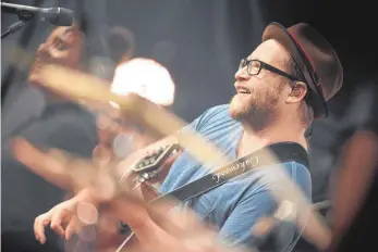  ?? FOTO: FELIX KÄSTLE ?? Gregor Meyle rockt das Kulturufer-Zelt und das Publikum dankt es ihm.