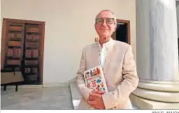  ?? MANUEL ARANDA ?? Fermín Lobatón posa para Diario de Jerez con su libro.