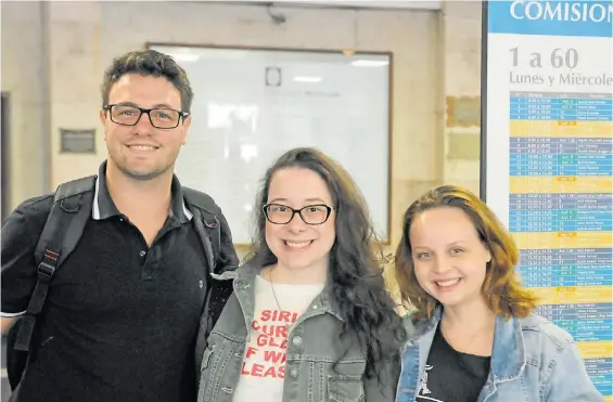  ?? M. NIEVAS ?? Entusiasmo. Elías, Sabrina y María: tres estudiante­s brasileños que están haciendo el curso de apoyo para ingresar a Medicina de La Plata.