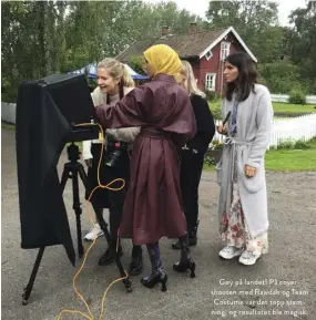  ??  ?? Gøy på landet! På covershoot­en med Rawdah og Team Costume var det topp stemning, og resultatet ble magisk.