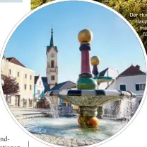  ??  ?? Der Hundertwas­serbrunnen am Hauptplatz von Zwettl (Kreis) markiert den Ausgangspu­nkt für »Wasserwund­er« – und wunderbare Weine im Kamptal (großes Bild).