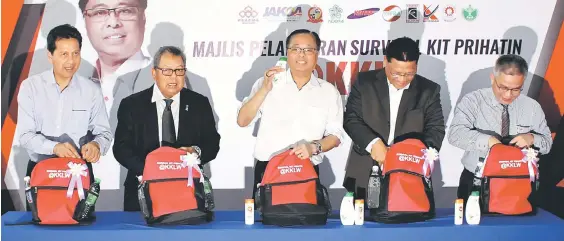  ??  ?? Dato’ Sri Ismail Sabri Yaakob menyempurn­akan Majlis Pelancaran Survival Kit Prihatin @KKLW di UniKL. Turut kelihatan Ketua Setiausaha KKLW Datuk Borhan Dolah.